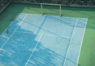 Les constructeurs de courts de tennis à Nice choisissent souvent la moquette pour sa polyvalence et son confort.