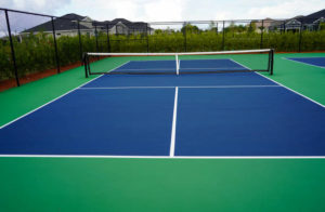 La rénovation d'un court de tennis à Nice dans les Alpes-Maritimes, incluant l'installation de tribunes, offre de multiples avantages aux