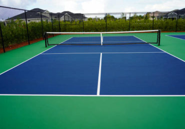 La rénovation d'un court de tennis à Nice dans les Alpes-Maritimes, incluant l'installation de tribunes, offre de multiples avantages aux