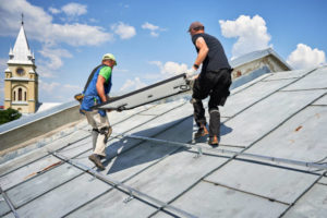 La réparation d'un avant-toit par un Couvreur Zingueur Charpentier Nettoyage Toiture à Saint-Fons est une opération