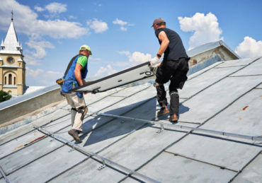 La réparation d'un avant-toit par un Couvreur Zingueur Charpentier Nettoyage Toiture à Saint-Fons est une opération