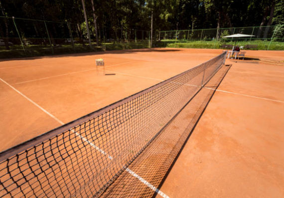 Construction d'un terrain de tennis à Toulon